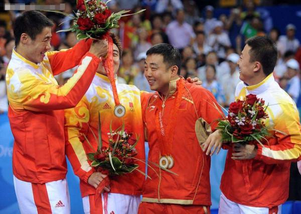 珍藏！國乒三悍將讓三面五星紅旗同時升起，與劉國樑留下經典合影