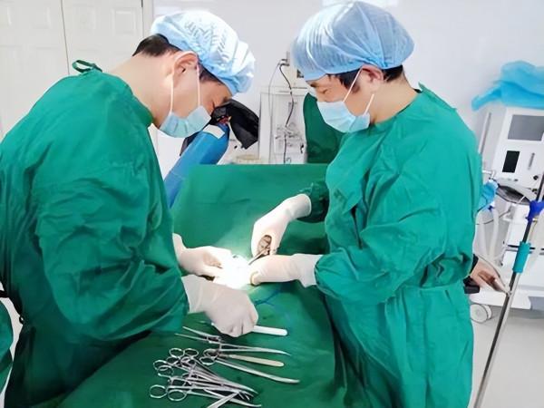 手術時，為啥切開面板幾乎不出血，生活中稍微劃破就會流血呢？