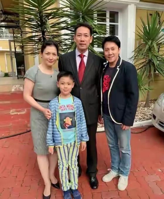 “不老男神”蔡國慶全家合影背後，隱藏著太多的催淚故事