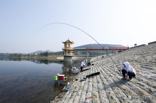 冬釣用蚯蚓時多做點小動作！九歲小釣友用了，都能連竿上魚到天黑