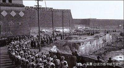 兩個團並行一夜，聽到對方聊天內容後，團長下令“全體上刺刀”