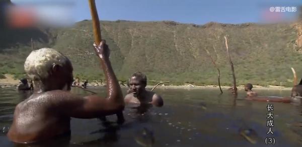 非洲大叔下水採鹽,每天泡水裡幾個小時,面板全被腐蝕!紀錄片 非洲大叔下水採鹽,每天泡水裡幾個小時,面板全被腐蝕!紀錄片