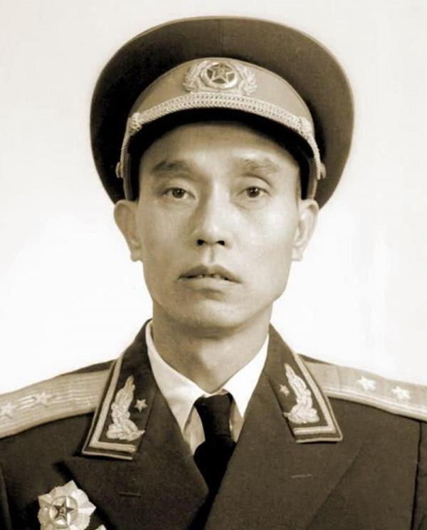 “開國少將”賀東昇逝世，妻子卻對兒女說：你們的父親不是他