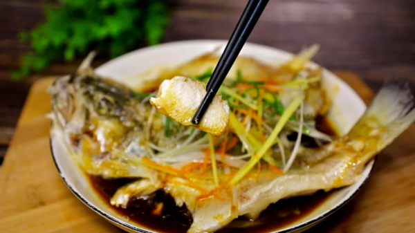 清蒸魚家常做法,不放料酒不放鹽,蒸出來的魚又鮮又嫩,沒有腥味 清蒸魚家常做法,不放料酒不放鹽,蒸出來的魚又鮮又嫩,沒有腥味