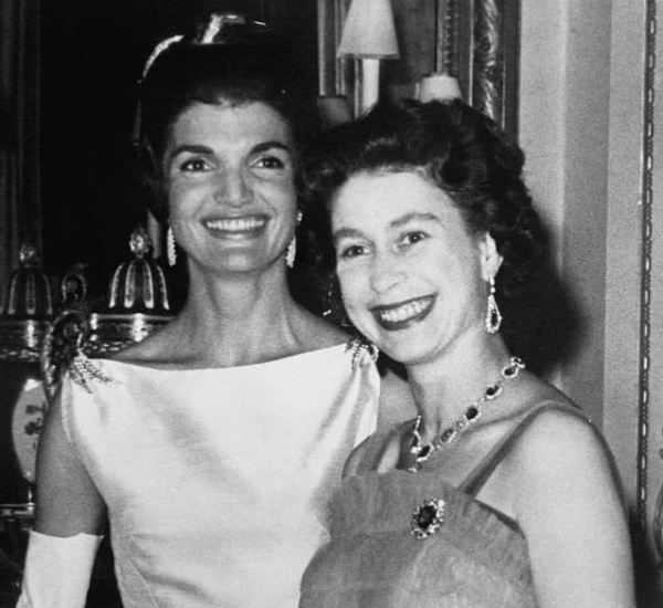 60年前傑奎琳和女王同穿藍裙比美,吐槽女王:平淡乏味的中年婦女 60年前傑奎琳和女王同穿藍裙比美,吐槽女王:平淡乏味的中年婦女