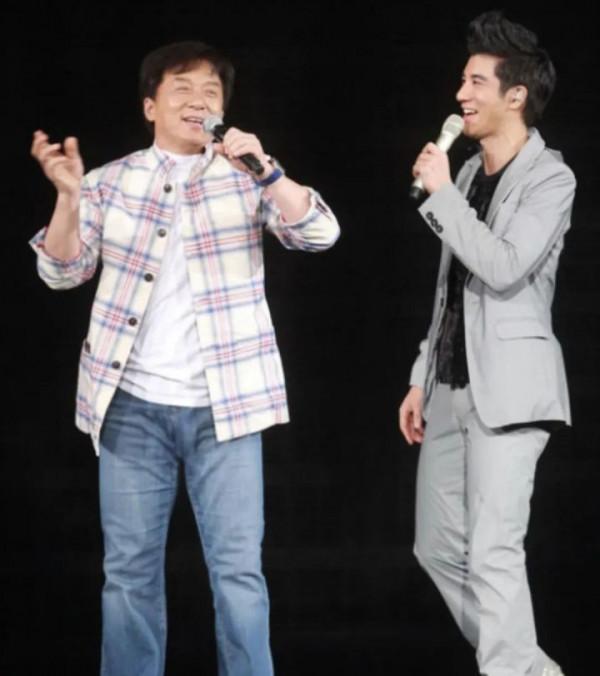 成龍大哥除了管教不好兒子，也就是代言哪個品牌哪個品牌死了