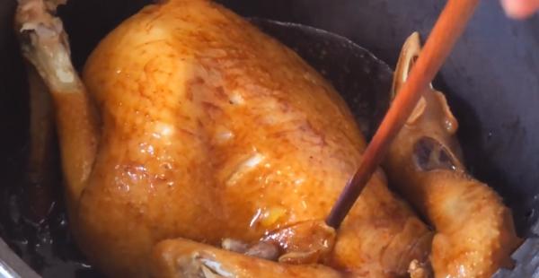 整隻雞扔進電飯鍋,不加油不加水,軟爛脫骨,比廣東烤雞還要好吃 整隻雞扔進電飯鍋,不加油不加水,軟爛脫骨,比廣東烤雞還要好吃