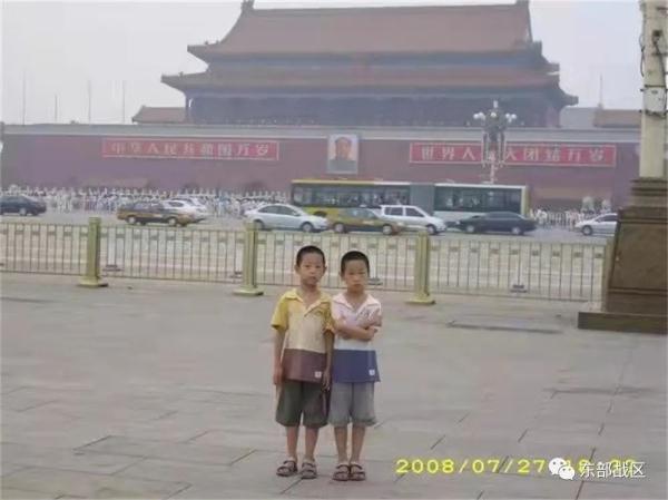 這對雙胞胎兄弟,大學畢業後同時參軍 這對雙胞胎兄弟,大學畢業後同時參軍