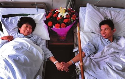 兒子身患先天疾病，24年後55歲母親為捐肝救子，半年暴走2110公里