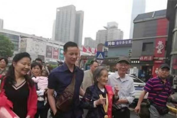 99歲抗戰女兵離家70年，終圓夢迴故鄉，在孫中山照片前敬了個軍禮