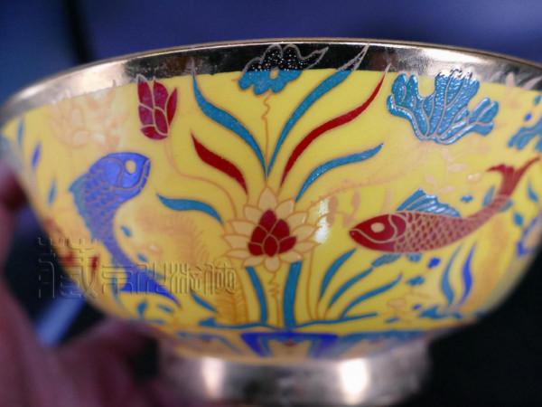 極罕見的明《成化金黃地五彩浮雕魚藻紋大碗》鑑賞 極罕見的明《成化金黃地五彩浮雕魚藻紋大碗》鑑賞