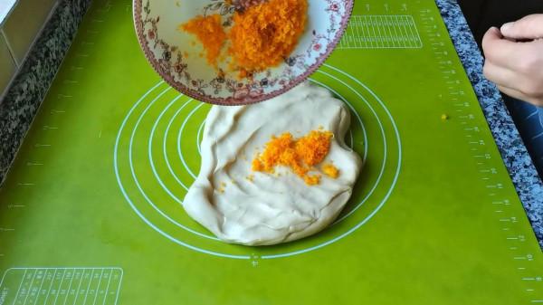 用橙子給家人做麵包，香甜鬆軟，橙香味兒十足，大人孩子都愛吃