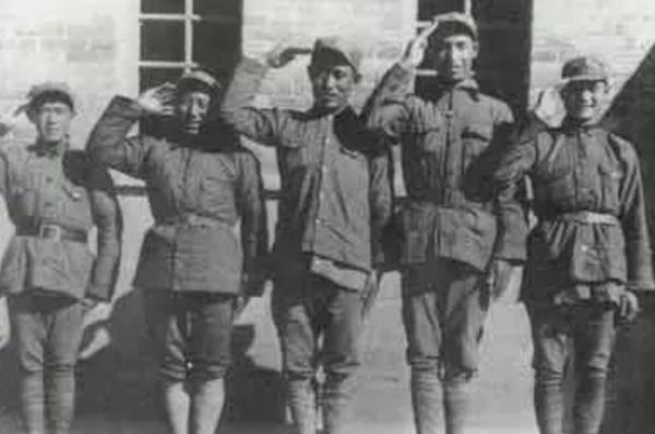 毛主席要粟裕入朝作戰，粟裕因頭痛錯過，後才知他頭裡有3枚彈片