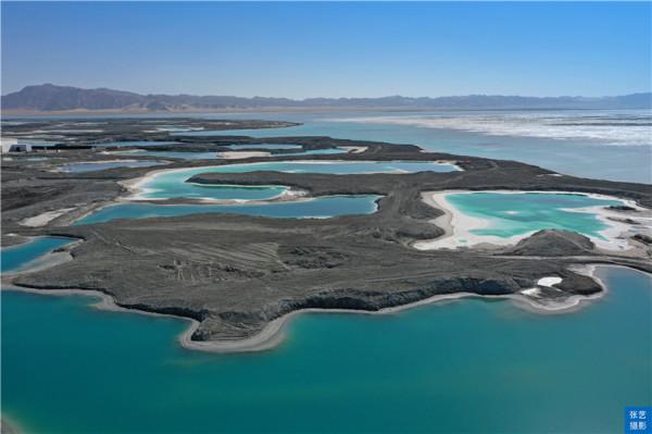 青海翡翠湖，人工採鹽幾十年挖出幾百個水坑，宛若寶石落入人間