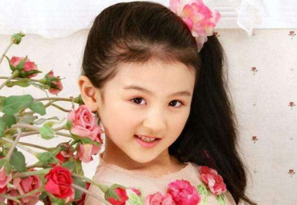 6歲出道成功走紅的童星，後成功考上清華，名副其實的校花