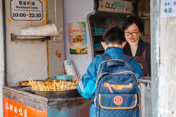 回憶殺！晨光小學對面不到10m²的麻辣燙，竟然開了24年