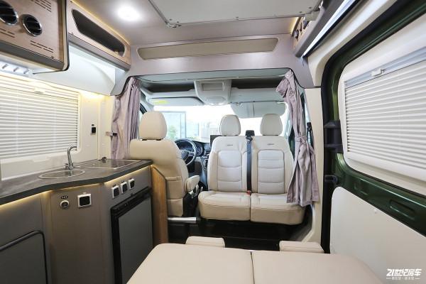 年輕人的第一臺Vanlife露營車,定製車漆+黑化套件,帥氣 年輕人的第一臺Vanlife露營車,定製車漆+黑化套件,帥氣