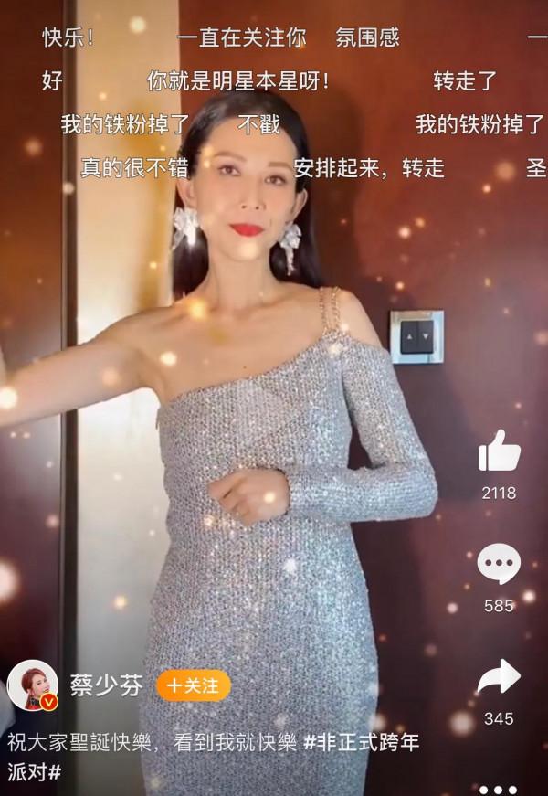 趙雅芝變馮程程，張鈞甯像雪精靈！分分秒秒被女明星聖誕照破防了