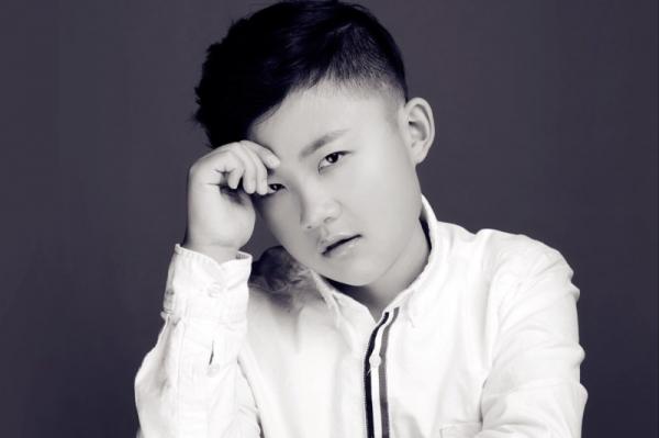 4歲出道5歲飾演馬伊俐兒子走紅,為了長高打激素,23歲像10歲小孩 4歲出道5歲飾演馬伊俐兒子走紅,為了長高打激素,23歲像10歲小孩