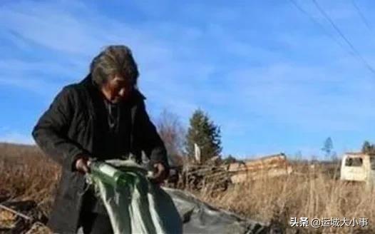 內蒙古一拾荒老人，撿到1袋子鐵棍，賣了12000元，卻錯失了3個億
