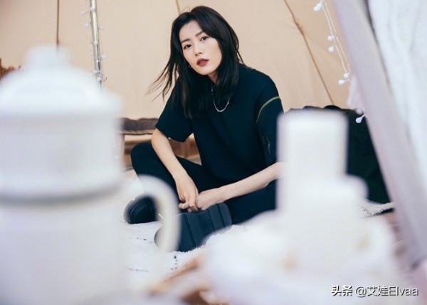 劉雯新發型大變樣！穿針織衫高扎丸子頭太酷，天然頭額骨極具特色