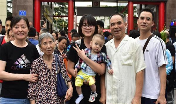 中考在即,父母需要“全路線陪同考試”嗎?父母的看法很現實 中考在即,父母需要“全路線陪同考試”嗎?父母的看法很現實