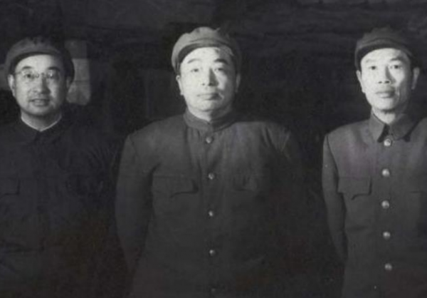 1952年彭德懷回國，鄧華請求粟裕接替總指揮，毛主席為何拒絕？