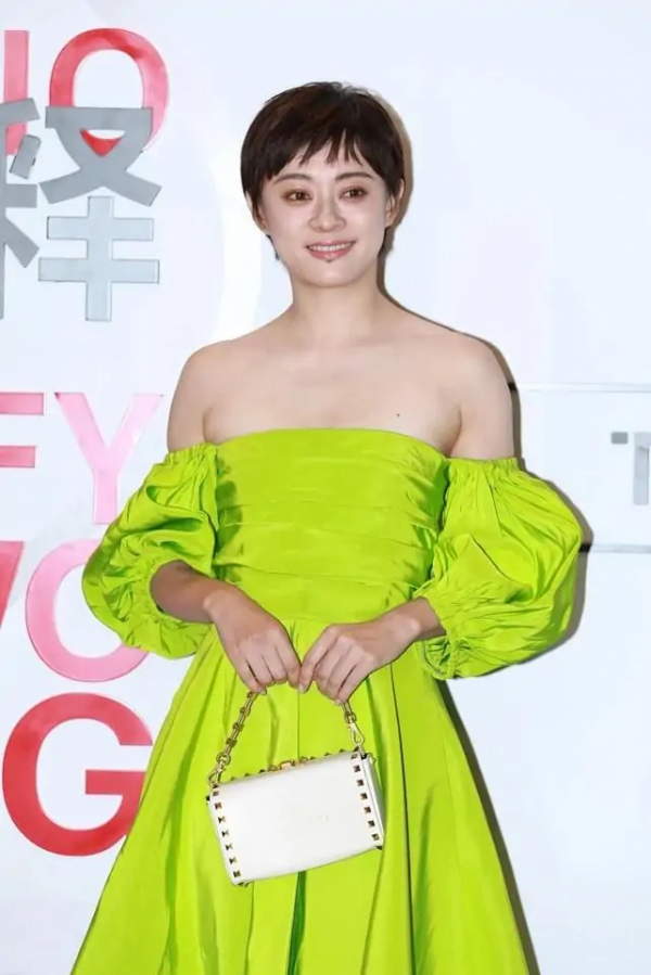 孫儷對自己太自信!穿熒光綠露肩連衣裙優雅貴氣,換別人就土氣了 孫儷對自己太自信!穿熒光綠露肩連衣裙優雅貴氣,換別人就土氣了