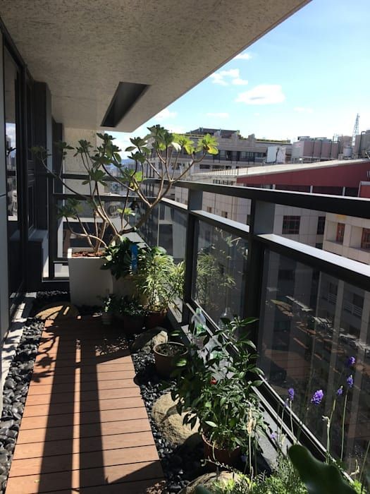 送的2㎡北陽臺，洗衣晾曬用不上，鋪防腐木撒鵝卵石，簡單、漂亮