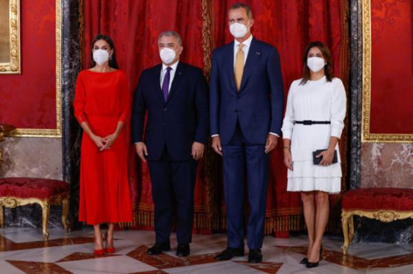 48歲西班牙王后同框LV太子妃，穿紅裙閃耀晚宴，輸年齡贏了氣場