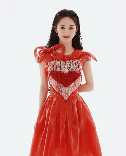 春晚女星戰袍大PK：李宇春時尚，趙麗穎最美，張小斐的大衣上熱搜