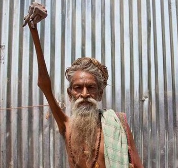 印度苦行僧78年不吃不喝？眾人質疑後軍方介入，在房間裡裝上監控