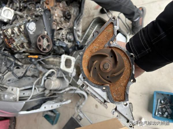 經濟下行購買新車計劃暫緩，翻新復古老爺車圓屁股奧迪老A6照樣香