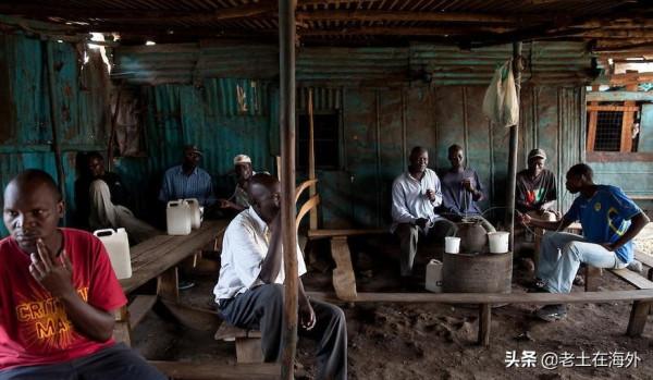 非洲啤酒瓶大度數高，黑人一瓶就東倒西歪，中國人最多兩瓶