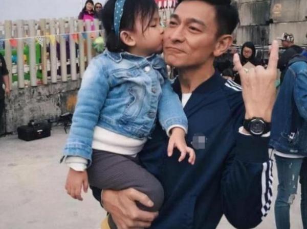 “男生月入不足5萬是殘疾嗎？”，女孩街訪火了，誰給的底氣？