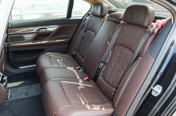 商務出行的不二之選，寶馬7系實力能打，大尺寸格柵很吸睛