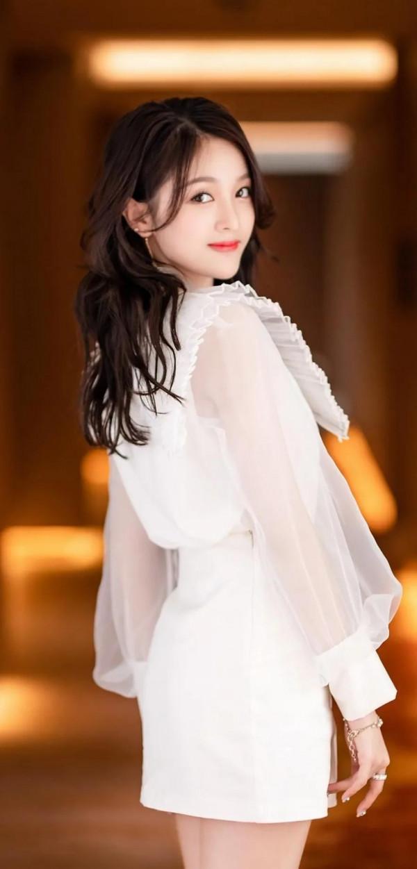 有喜歡吳宣儀的嗎？長相甜美可人，處處散發著迷人的青春氣息