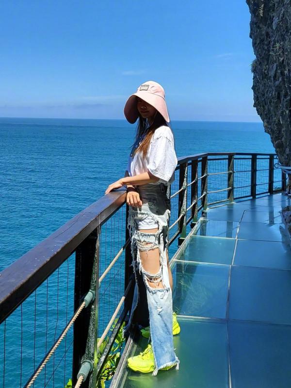 41歲的蔡依林真會穿，高腰T恤配破洞牛仔，減齡時尚還顯腿長