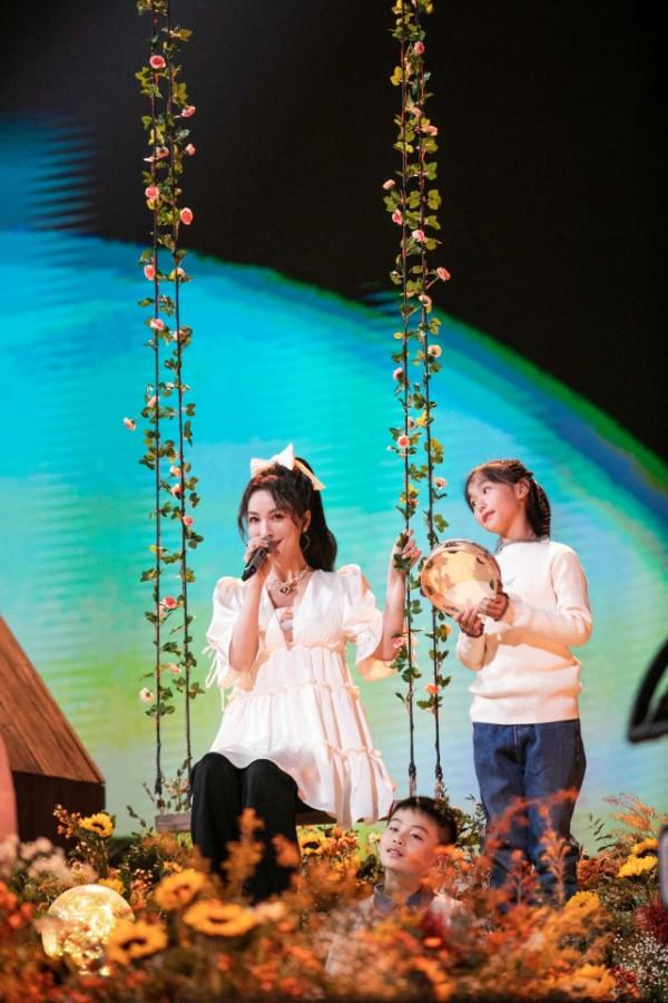 39歲吳昕徹底大逆襲！不主持成表演嘉賓太亮眼，穿泡泡裙閃耀全場