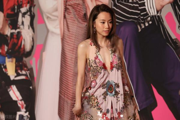 鄧麗欣小姐姐確實很有魅力,動作瀟灑 鄧麗欣小姐姐確實很有魅力,動作瀟灑