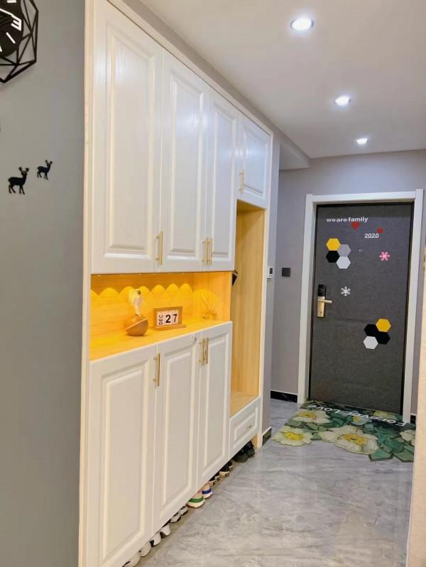 她家89平米，全屋簡潔大方又顯大，尤其是入戶鞋櫃，越看越喜歡