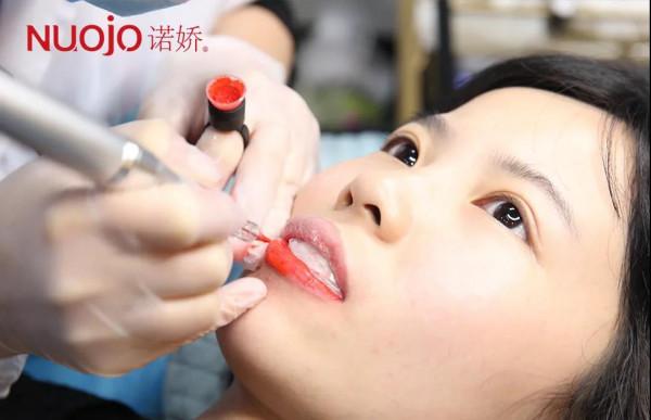 紋唇色乳色料貼牌代工廠家諾嬌：最新裸色色系，秒變人間水蜜桃