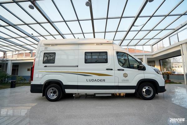 48V電路+實木傢俱板材，車裡還自帶茶具，魯道爾兩款車型可以選擇
