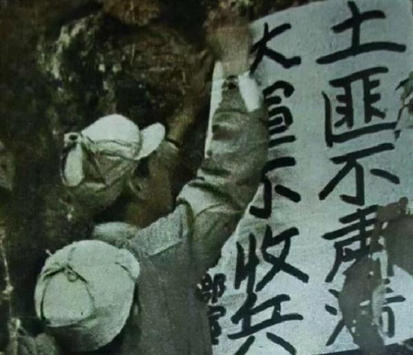 解放軍正在剿匪,一群村民扛著紅旗敲鑼打鼓出村,連長預感有異樣 解放軍正在剿匪,一群村民扛著紅旗敲鑼打鼓出村,連長預感有異樣