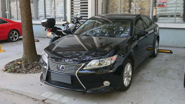 細數二手雷克薩斯ES300h的特點，什麼樣的人適合當車主？