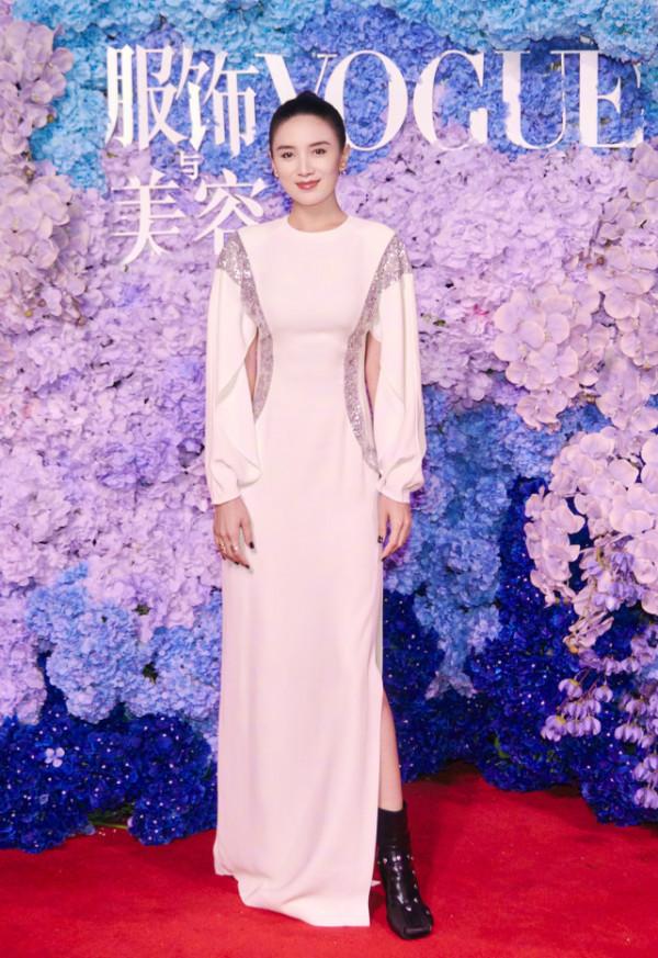 楊冪等十餘位女星盛裝亮相“新篇章之夜”紅毯，湯唯帥氣造型搶鏡