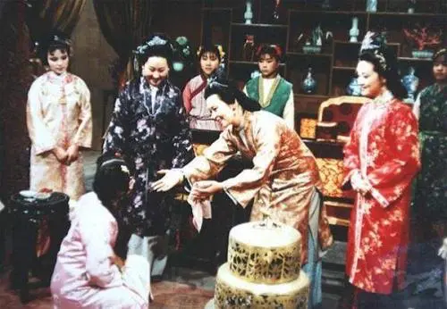 王夫人厭惡乾女兒薛寶琴，因為賈母利用寶琴做的四件事羞辱了薛家