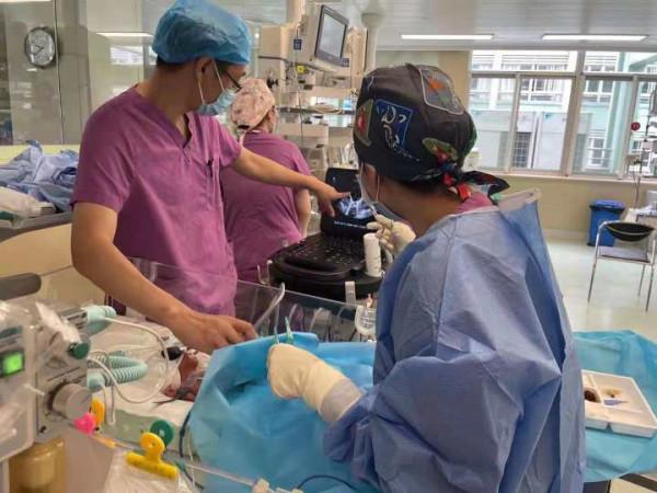 一斤多重的超早產兒剛出生，就插滿管子進了保溫箱！出院時，爸媽都哭了