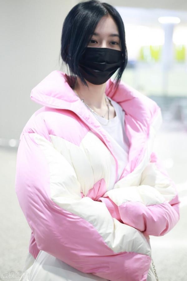 徐藝洋穿粉色拼色羽絨服搭配牛仔褲，腳踩白色運動鞋可愛青春