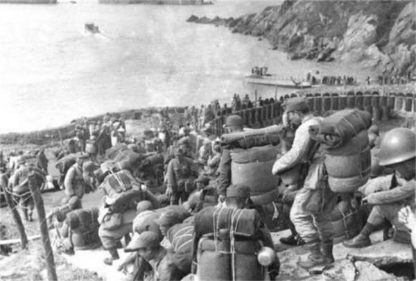 一名國軍闖入解放區，對我軍戰士說：快向首長報告，我是代號902